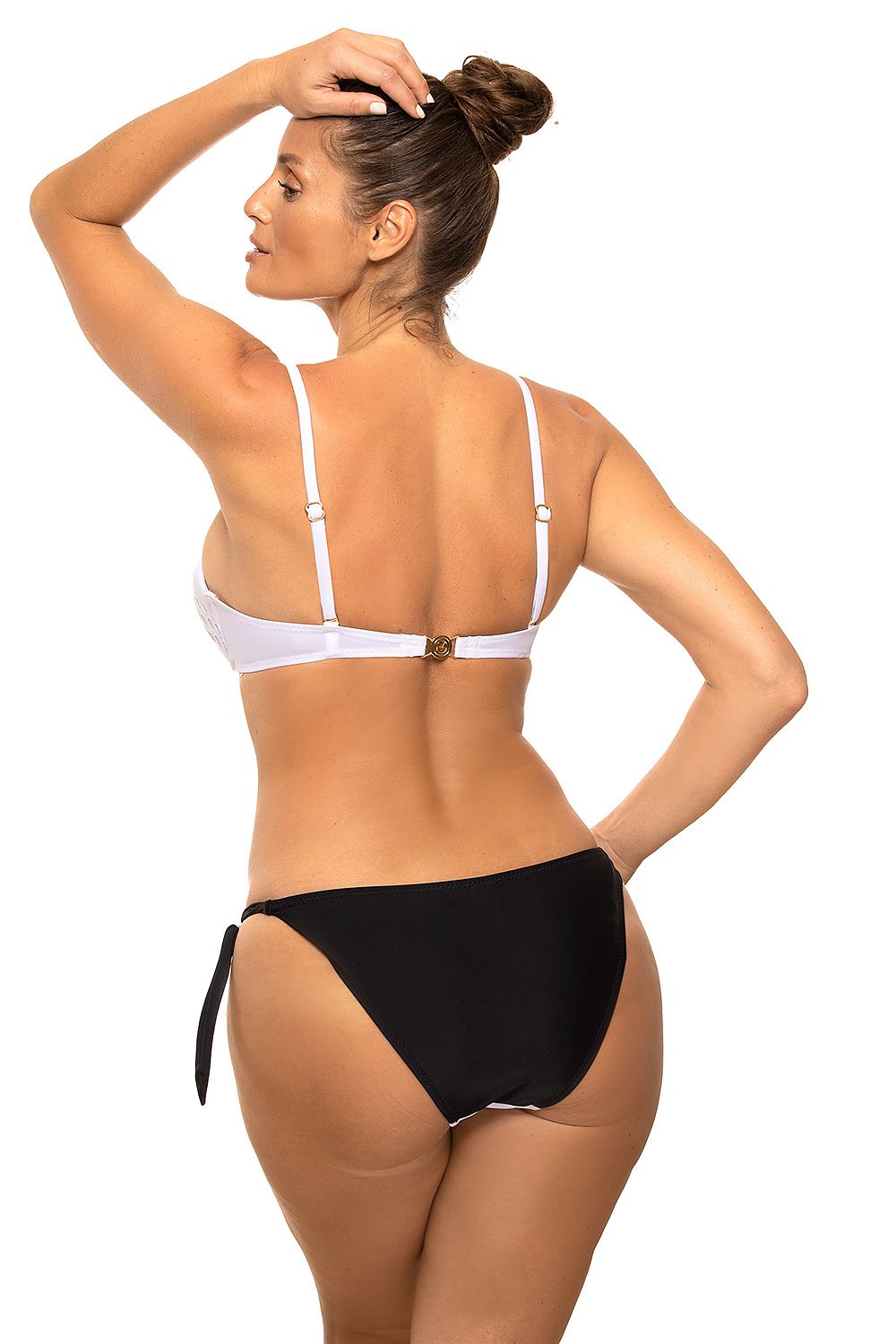 Maillot de bain deux pièces blanc et noir, soutien-gorge rembourré, bretelles réglables, culotte nouée sur les côtés.