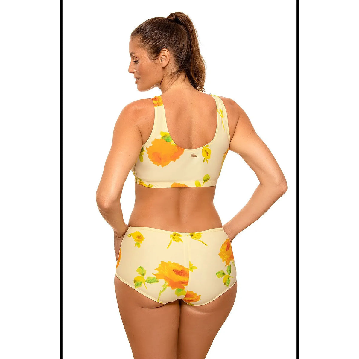 Maillot de bain deux pièces jaune à motifs floraux, haut élastique sans push-up, culotte haute, tissu Carvico Tessuti.
