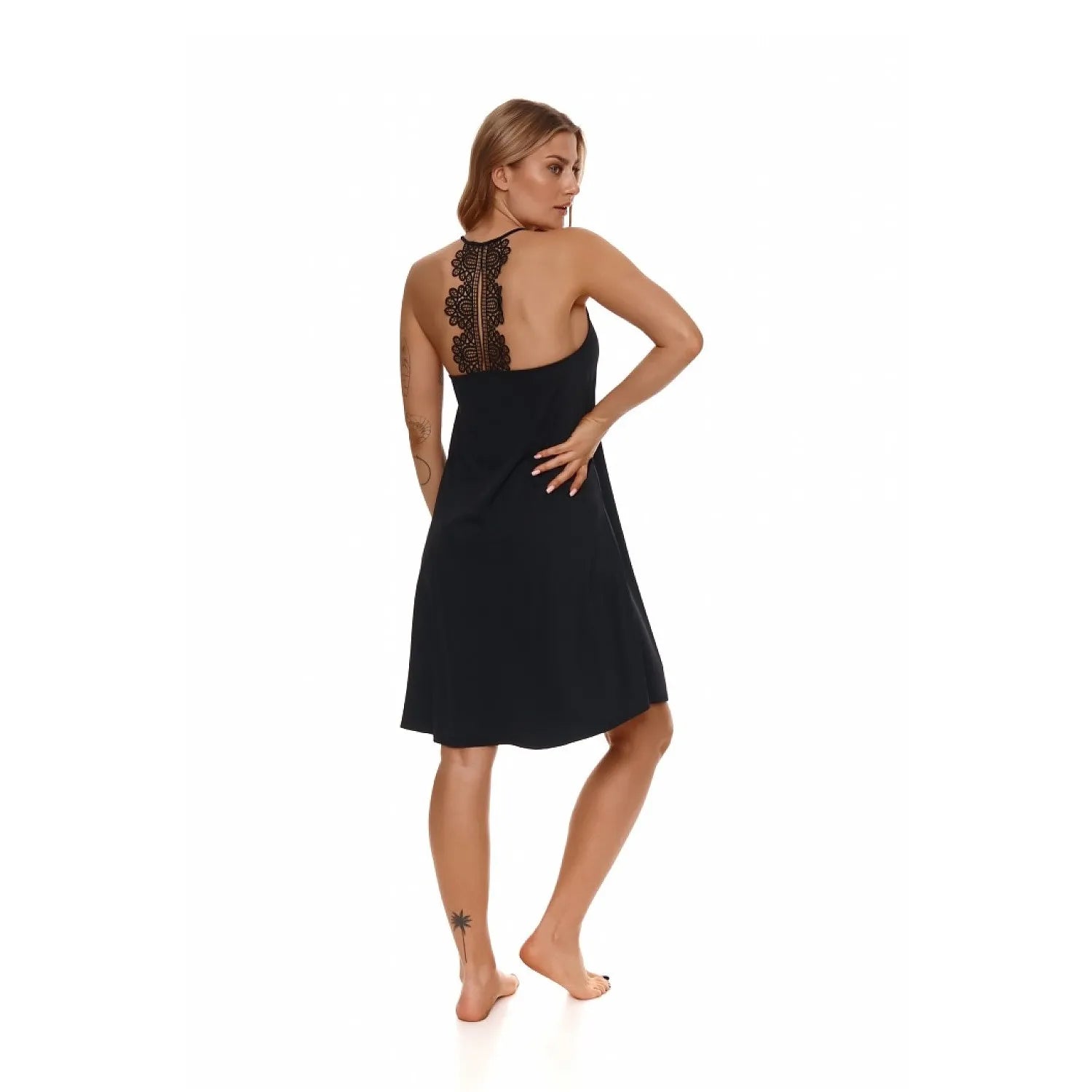 Chemise de nuit noire élégante, coupe A-line, dentelle au dos, en élasthanne et polyamide, confort et style romantique.