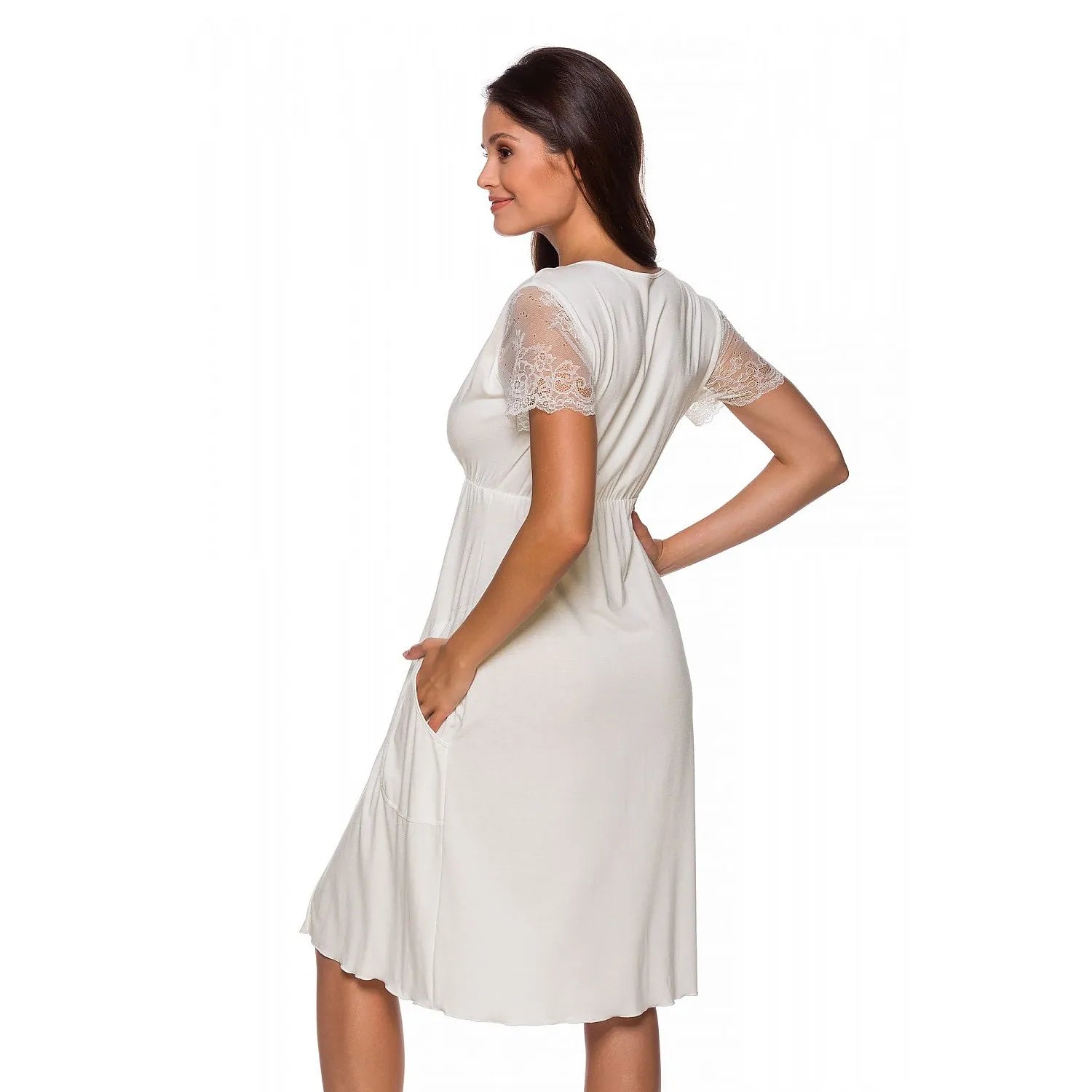 Chemise de nuit blanc cassé, manches courtes dentelle, décolleté V, poches latérales, élégance et confort.