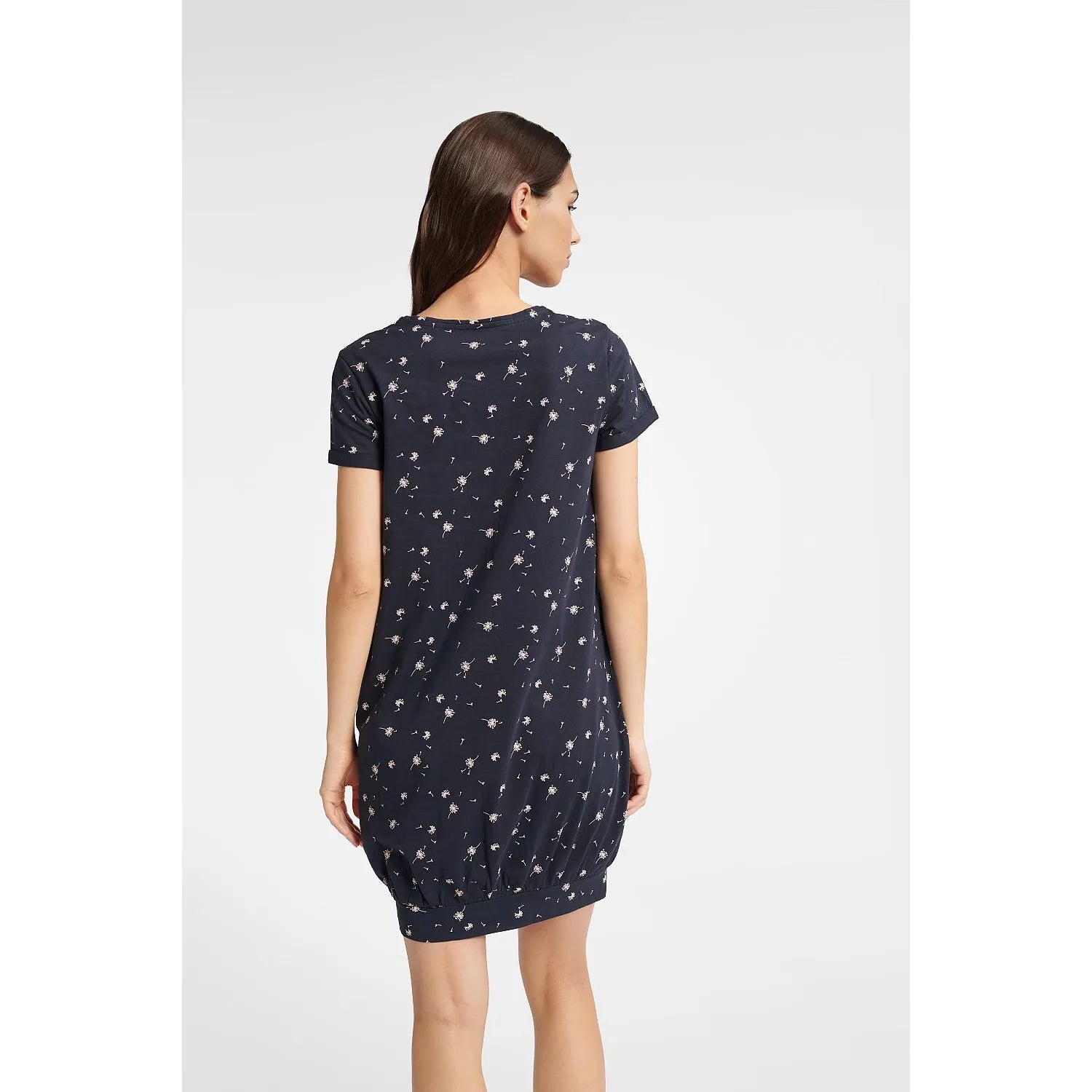 Chemise de nuit femme bleu marine à motif floral, manches courtes, col rond, style décontracté et moderne.