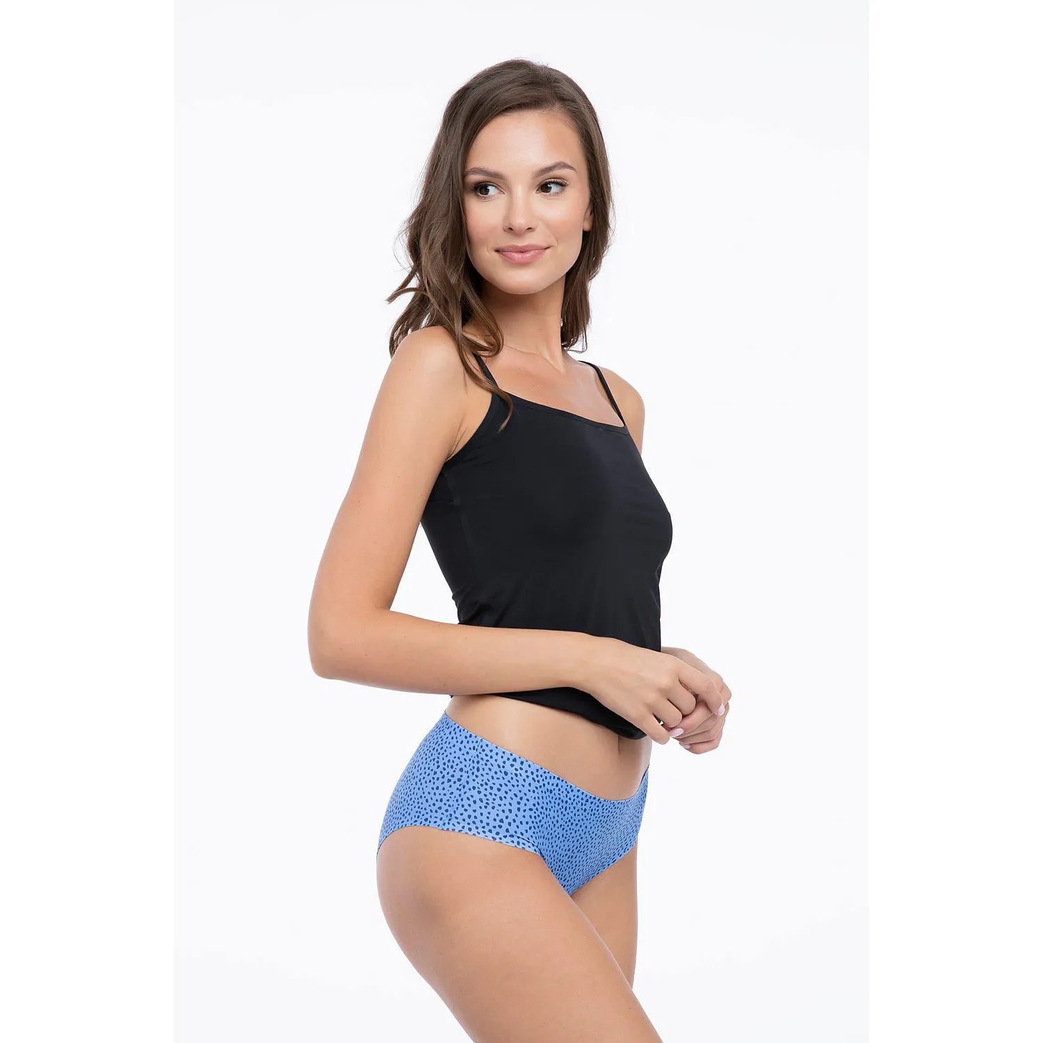 Culotte Julimex Ocean Dots bleue à pois noirs, design rétro, tissu doux et sans couture, portée par un mannequin.