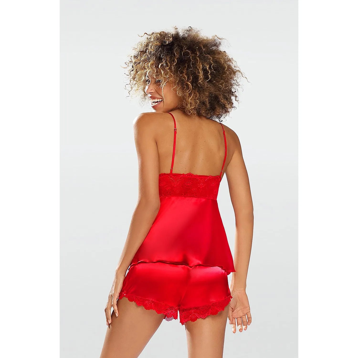 Ensemble lingerie rouge satin dentelle, haut évasé bretelles ajustables, short taille élastique, élégant et confortable.