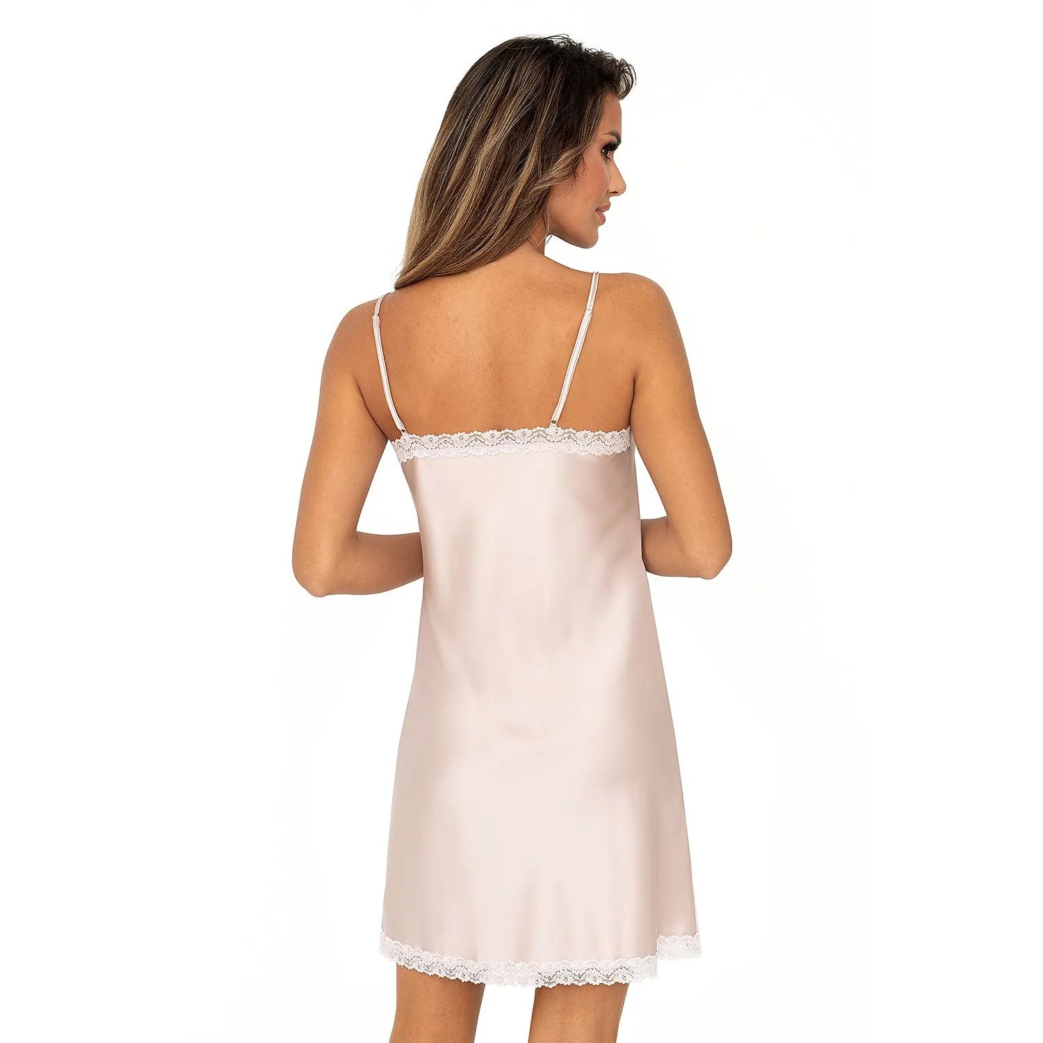 Chemise de nuit satin rose pâle, dentelle blanche, bretelles fines réglables, mi-cuisse, élégante et sensuelle.