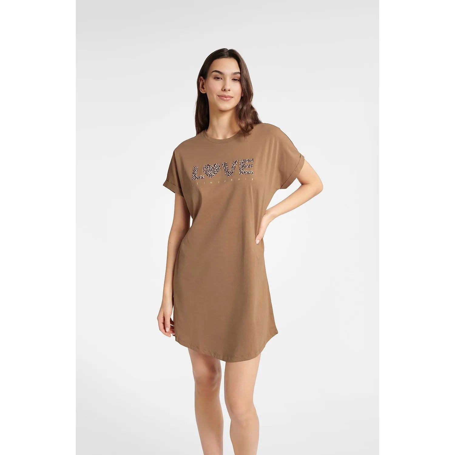 chemise nuit Henderson 180876 coton biologique respirant douce caramel imprimé animalier noir blanc manches courtes retroussées ample cintrée genou polyvalente