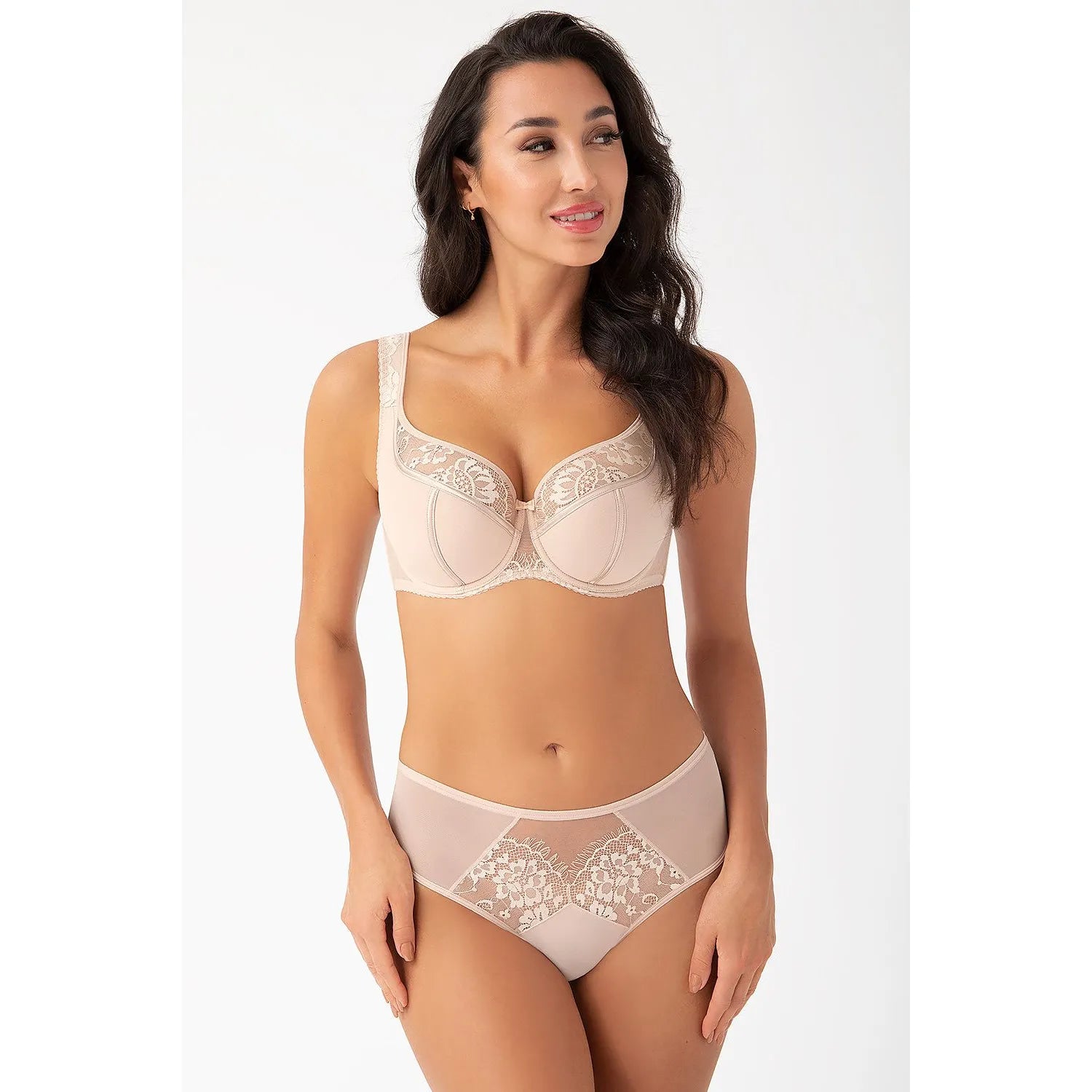 Culotte brésilienne dentelle florale Gorsenia, couleur chair pâle, élégante et confortable, design sophistiqué.