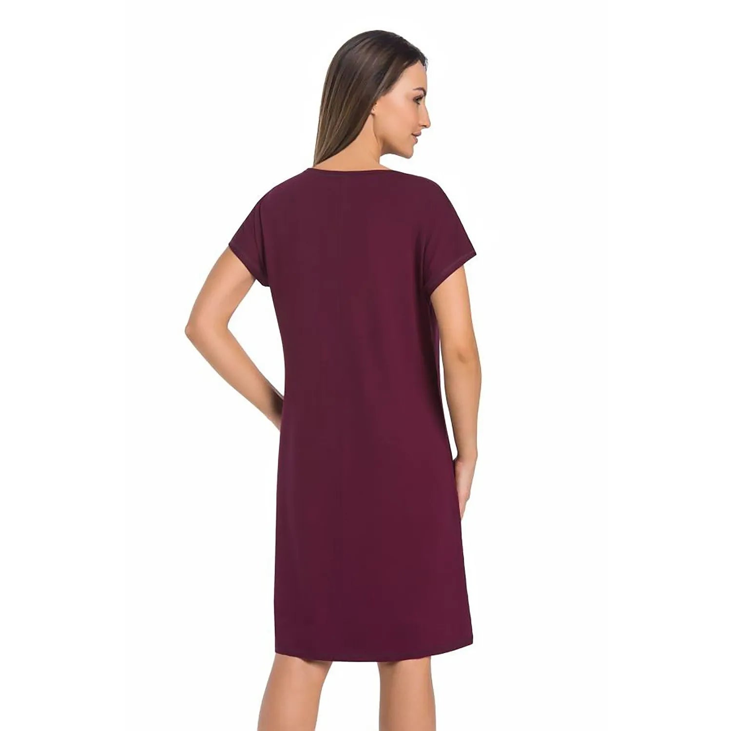 Chemise de nuit violette élégante, coupe A, manches courtes, col rond, tissu doux, idéale pour détente maison.