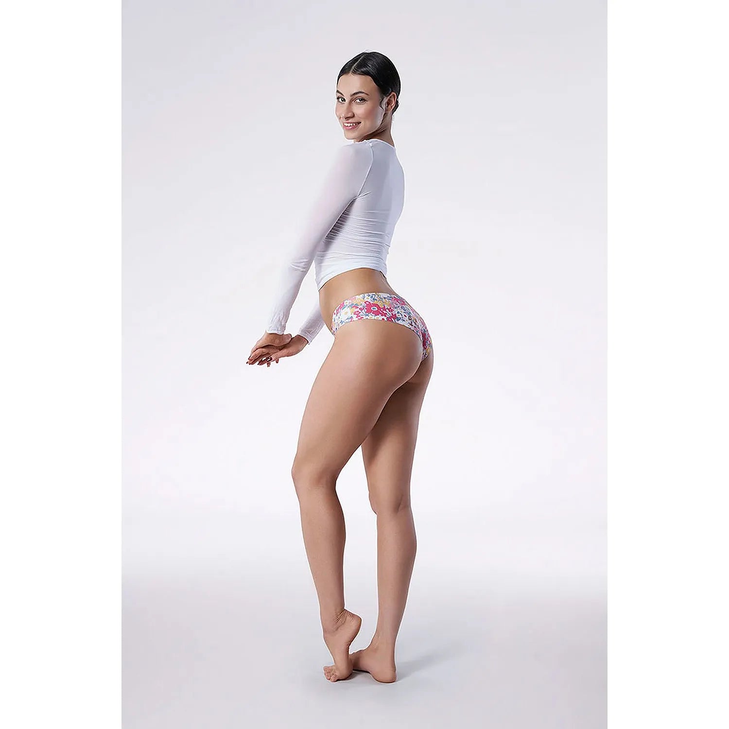Culottes Julimex 185315 florales, taille basse, sans couture, en coton élasthanne, portées par un modèle souriant.