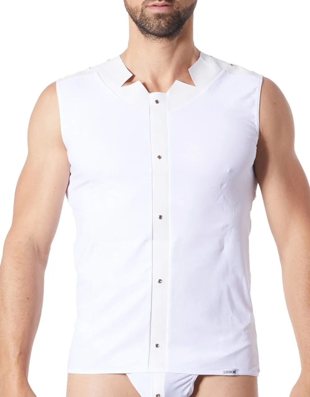 Débardeur blanc satiné style cuir, col rond pointes, bande verticale anneaux métalliques, dos transparent, tissu doux.