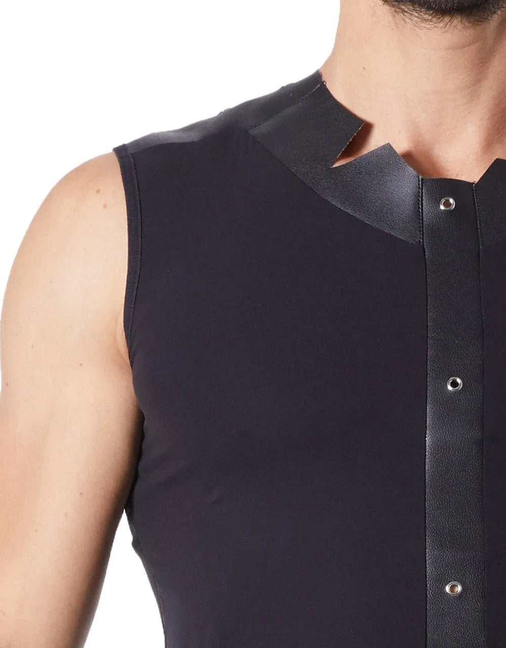 Débardeur noir satiné homme, col rond, bandes verticales cuir, anneaux métalliques, dos transparent, coupe pointue.