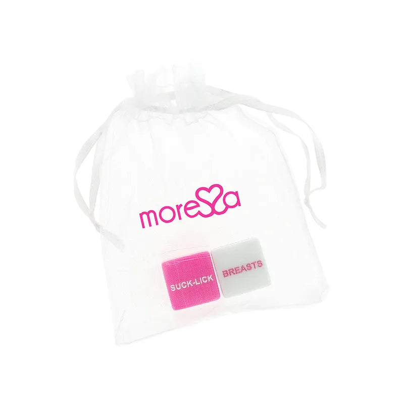 Dés érotiques Moressa en résine rose et blanc, design ergonomique, dans un sac en satin transparent.
