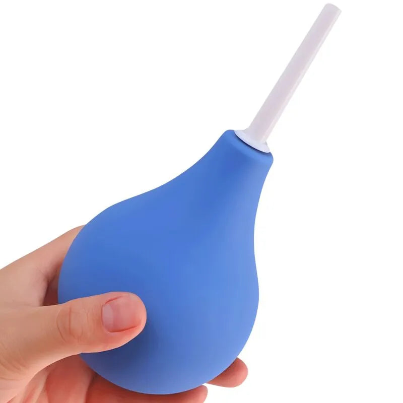 Douche anale rechargeable bleue, buse blanche 7,5 cm, poire caoutchouc 224 ml, ergonomique, étanche, compacte.