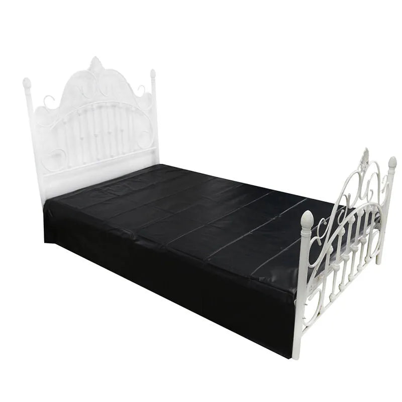 Lit avec drap jetable noir en PVC imperméable, idéal pour jeux adultes, protection optimale et hygiène assurée.