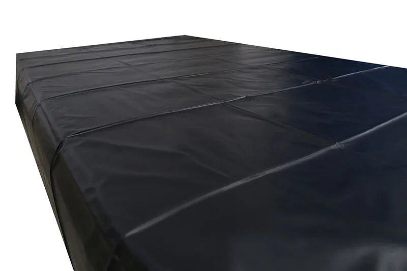 Drap jetable imperméable noir en PVC, grande taille, pour protection et jeux adultes, surface lisse et résistante.
