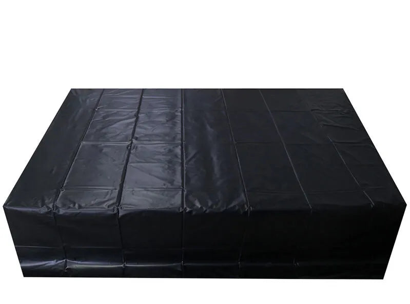 Drap jetable imperméable noir en PVC sur lit, protection optimale pour jeux adultes, dimensions généreuses.