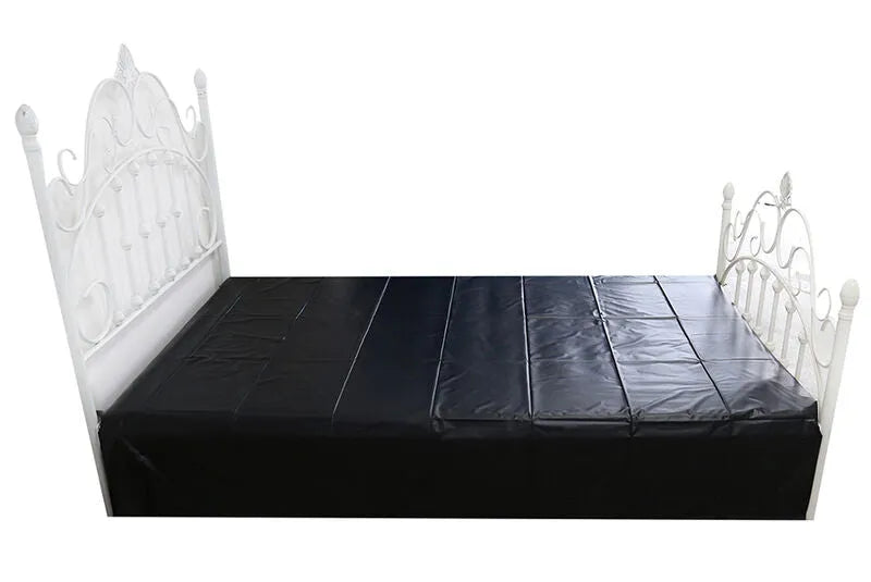 Drap jetable noir en PVC sur lit, imperméable et résistant, idéal pour jeux adultes et protection hygiénique.