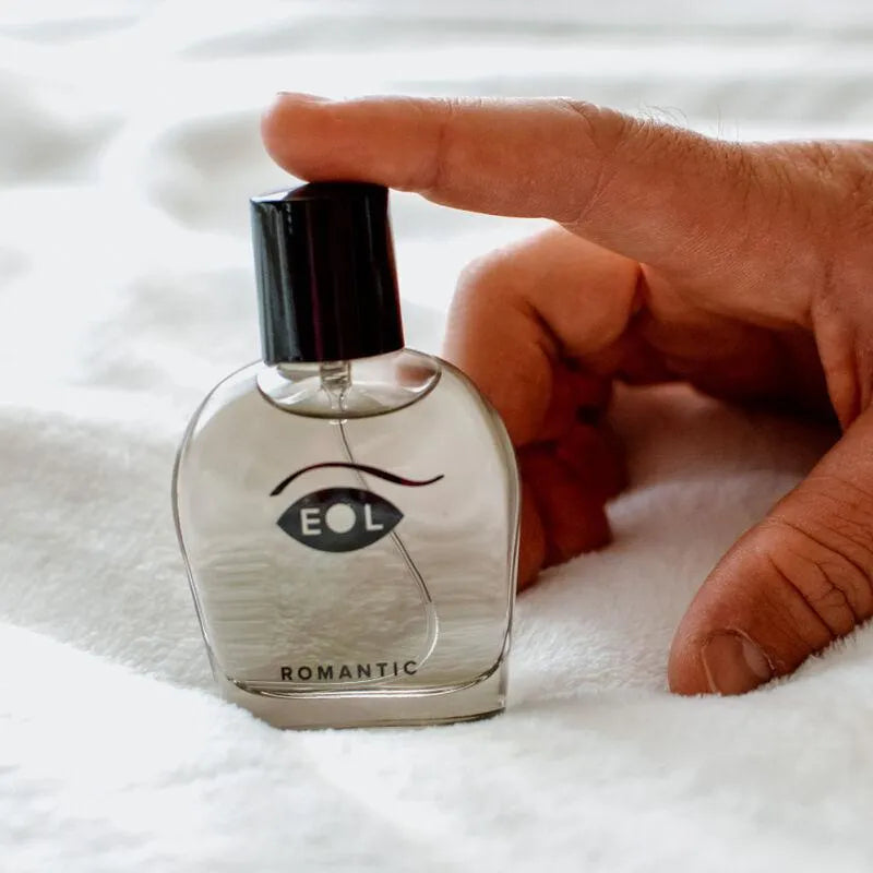 Flacon de cologne masculine aux phéromones, design élégant, bouchon noir, sur fond blanc, pour séduire avec sophistication.