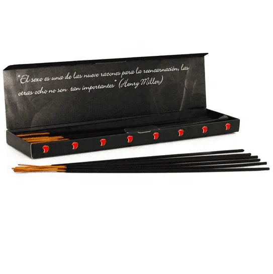 Boîte noire ouverte avec bâtonnets d'encens érotique mangue phéromones, ambiance sensuelle et exotique, longue combustion.