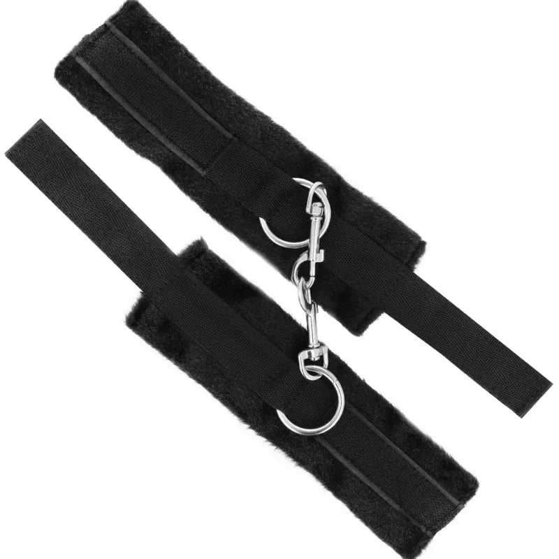 Ensemble BDSM cuir végétalien noir avec menottes, bandeau et chatouilleur, design élégant et éthique pour sensualité intense.