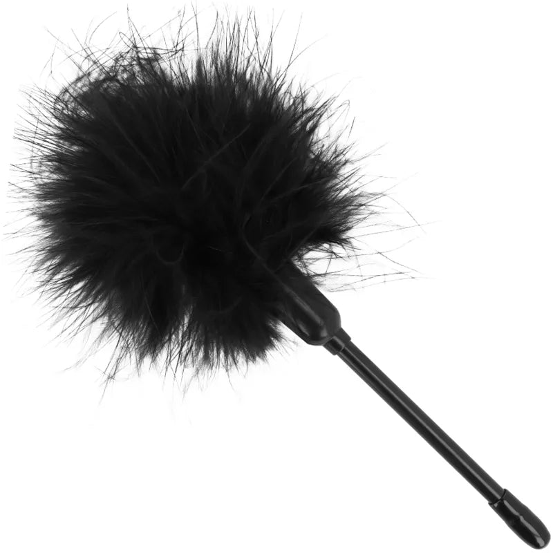 Chatouilleur noir en cuir végétalien, élégant et éthique, pour expériences sensuelles et fétiches raffinées.