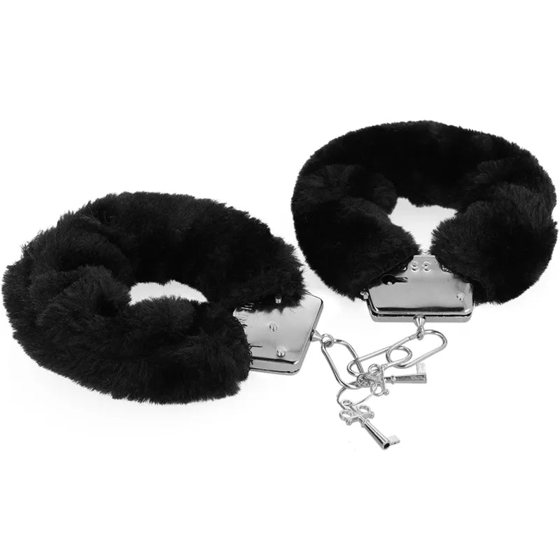 Ensemble BDSM cuir végétalien noir avec menottes, bandeau et fouet, design élégant et éthique pour plaisir raffiné.
