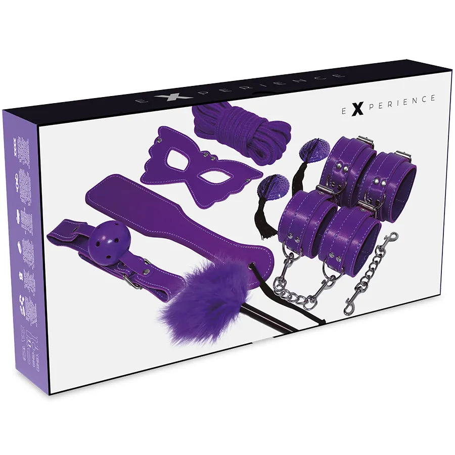 Ensemble bondage lilas en cuir synthétique avec menottes, bâillon, masque, corde, plumes et pelle fessée, sur fond blanc.