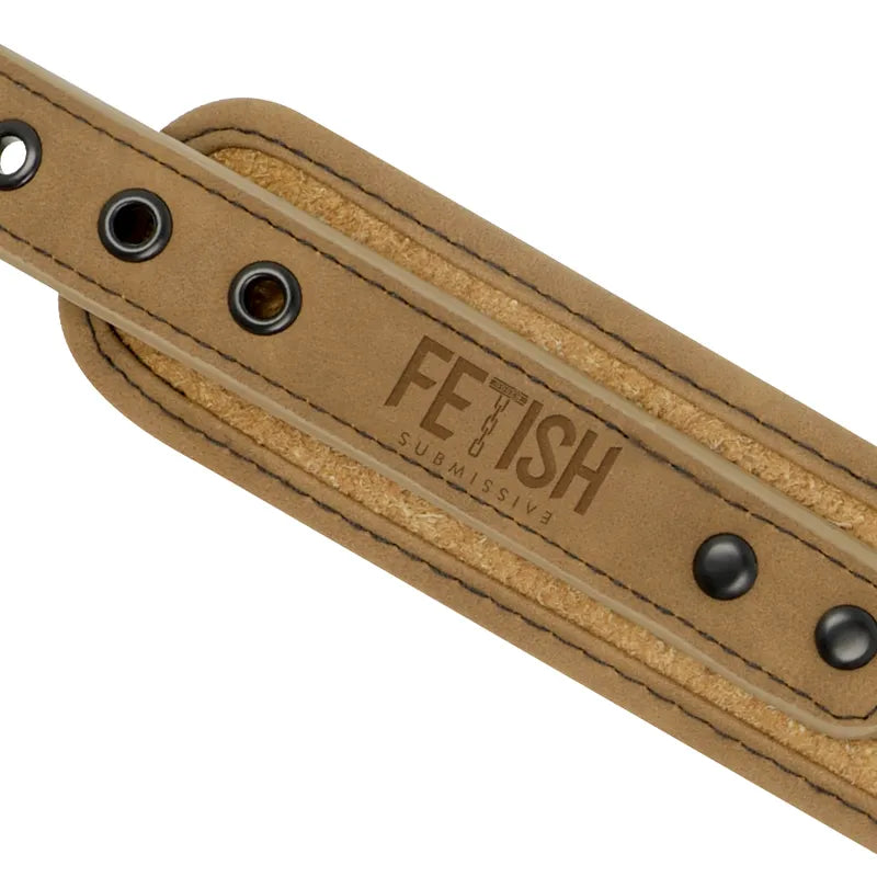 Collier et menottes BDSM en cuir vegan beige, détails en métal sans nickel, confort et sécurité pour débutants et experts.