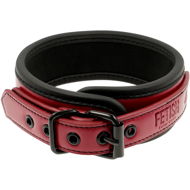 Collier et menottes cuir vegan rouge et noir, chaîne métal sans nickel, ajustable, robuste, pour jeux BDSM éthiques.