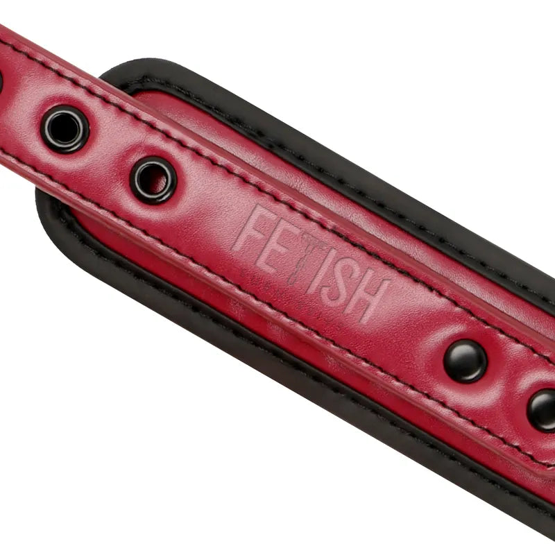 Collier et menottes BDSM en cuir vegan rouge et noir, chaîne métal sans nickel, ajustable, robuste et éthique.
