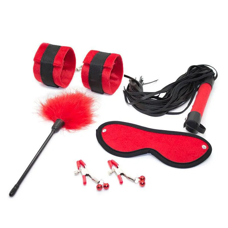Ensemble fétiche Ohmama 5 pièces rouge et noir: masque, menottes, fouet, plumeau, pinces tétons, matériaux confortables.