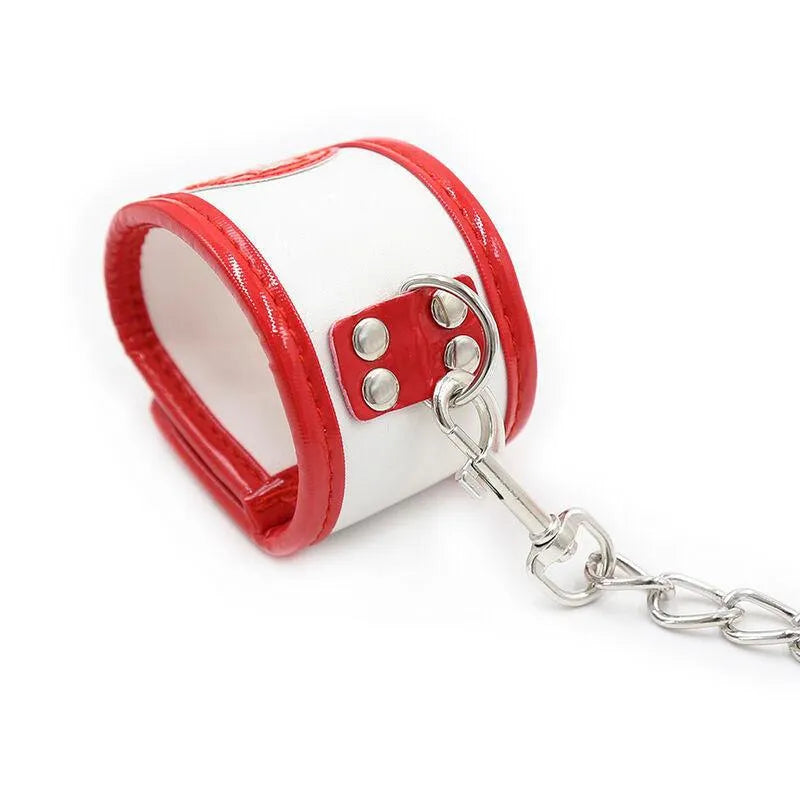 Bracelet fétichiste PVC rouge et blanc, robuste et ajustable, avec chaîne métallique, style infirmière sensuel.