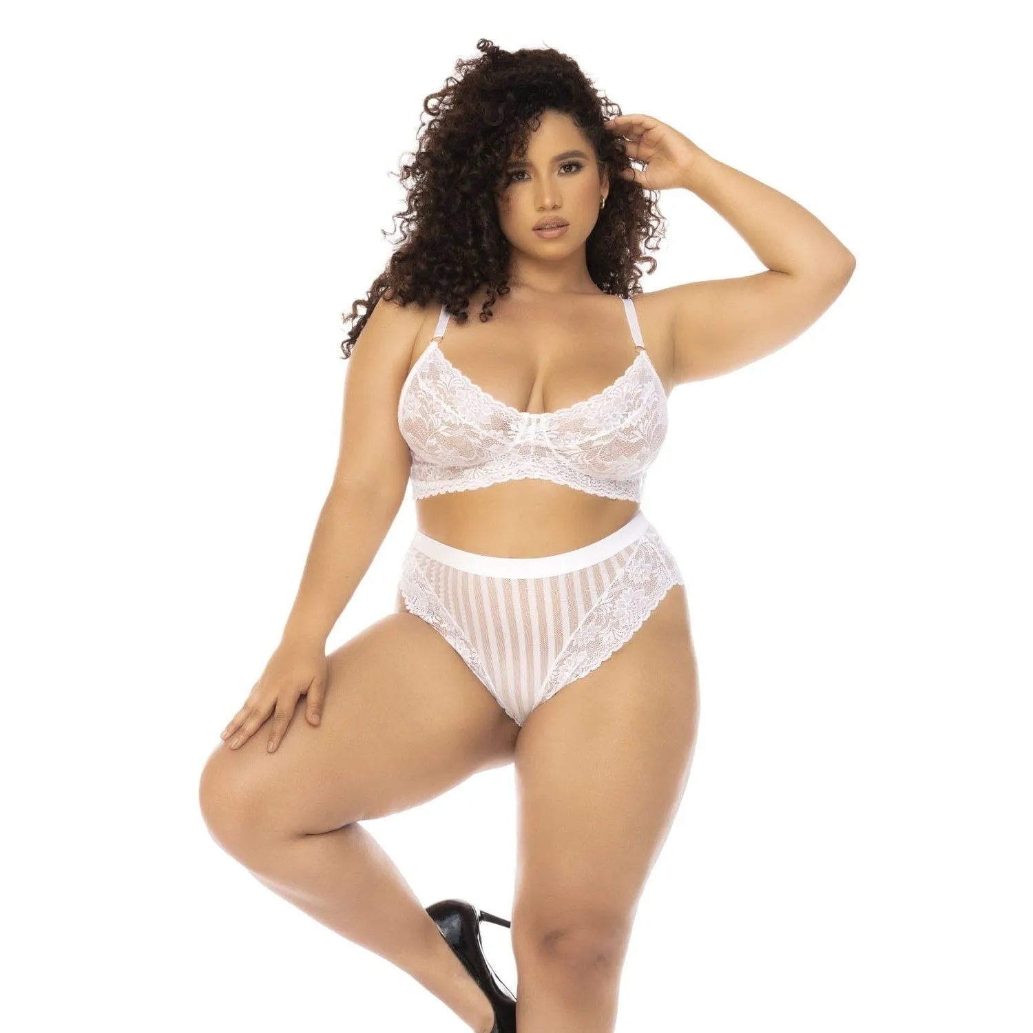 ensemble lingerie grande taille dentelle blanche Mapalé soutien gorge bretelles réglables culotte haute résille rayée sensuelle confortable élégante florale