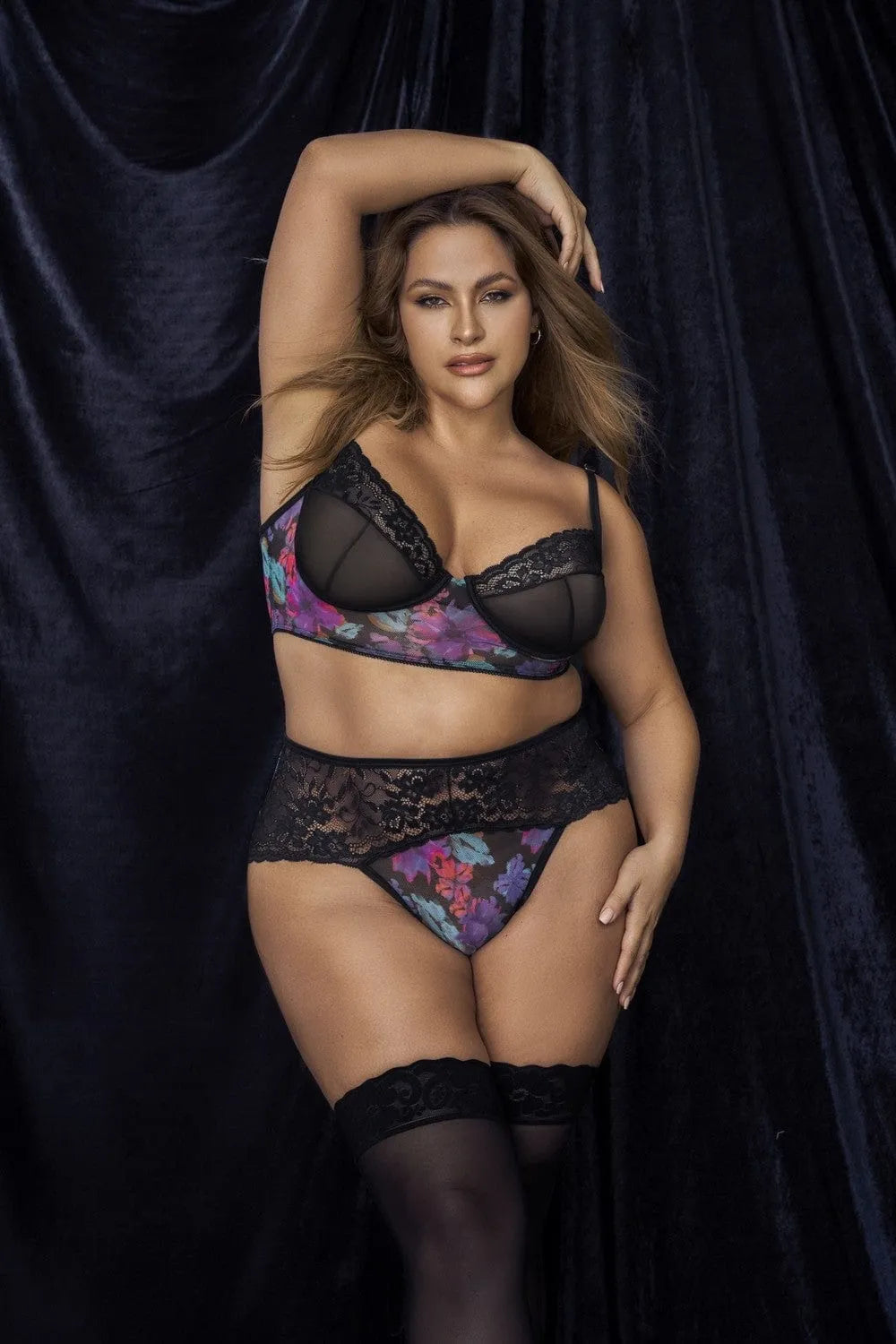 Ensemble lingerie grande taille en dentelle noire et résille florale, soutien-gorge à armatures et culotte haute.