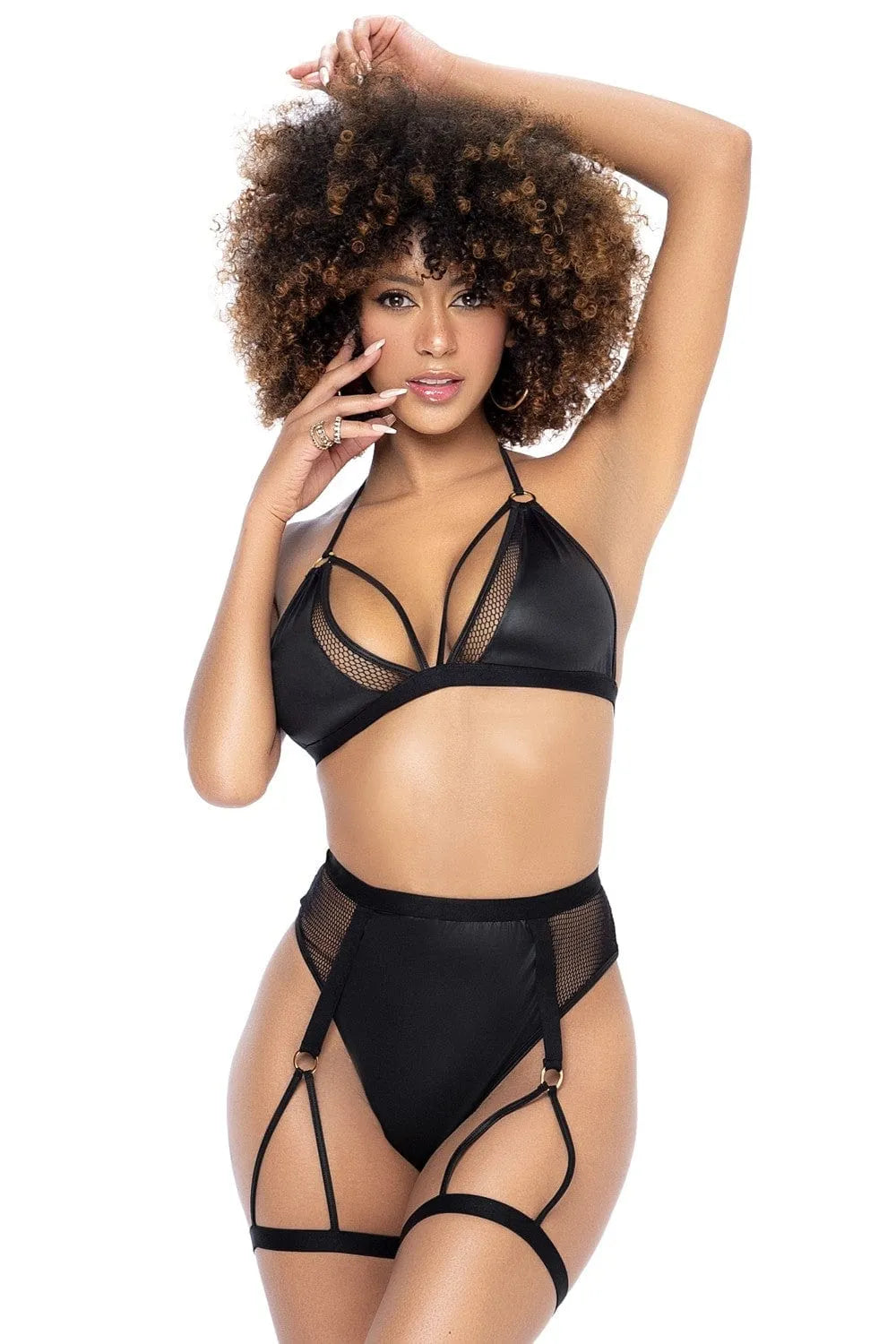Ensemble lingerie noir avec porte-jarretelles intégré, soutien-gorge et culotte assortis, séduisant et confortable.