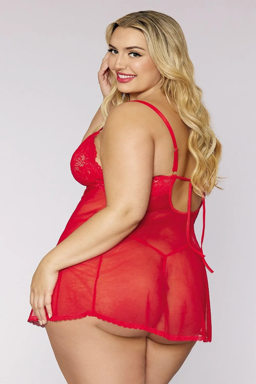 Nuisette grande taille rouge en dentelle avec bretelles réglables, résille délicate, string assorti, vue arrière.