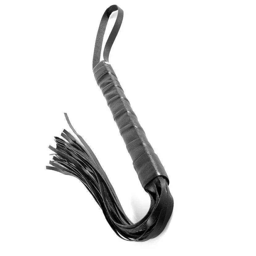 Flogger BDSM débutant en cuir noir souple, poignée ergonomique, lanières élégantes, idéal pour sensations douces et sécuri...