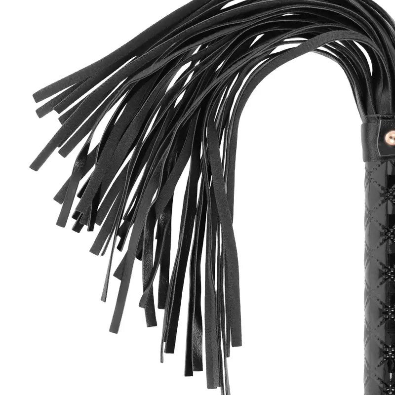 Fouet BDSM cuir végétalien débutants avancés poignée ergonomique sangles souples néoprène métal antiallergique durable élégant contrôlable sécurité certifié
