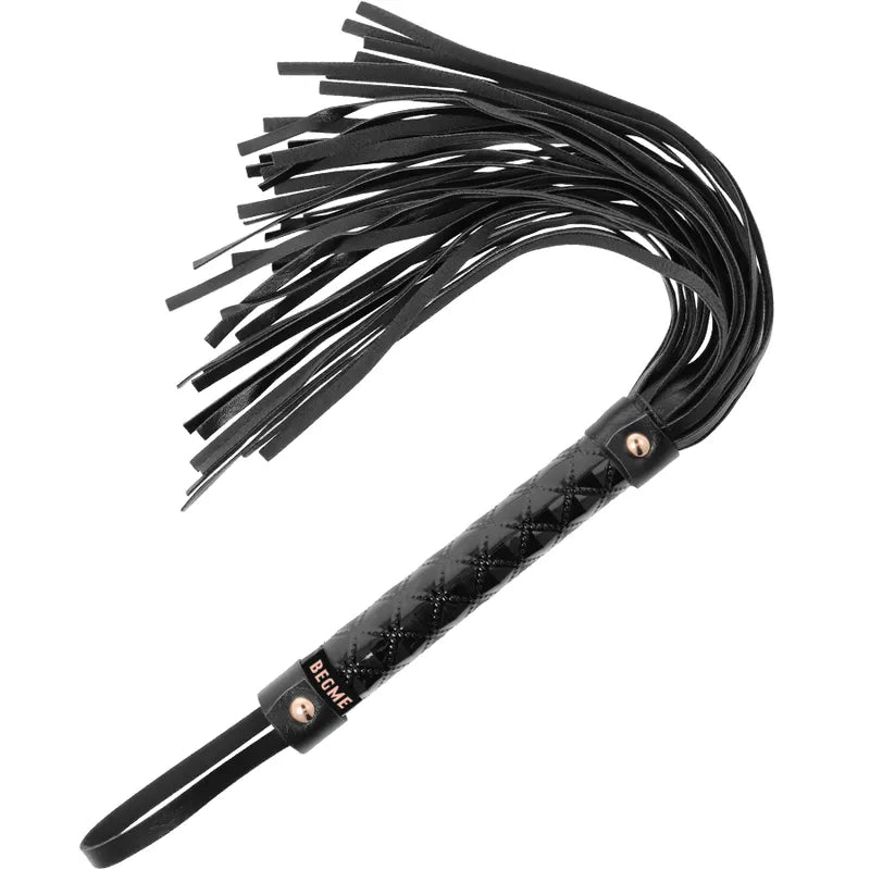 Fouet BDSM noir en cuir végétalien avec poignée ergonomique et sangles souples, idéal débutants et avancés.