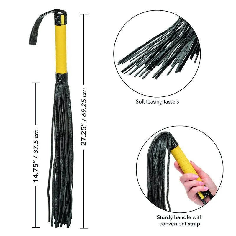 Fouet BDSM cuir végétalien noir, pompons doux, poignée jaune texturée, idéal couples débutants et expérimentés.