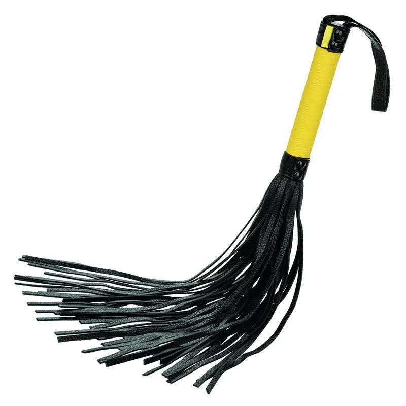 Fouet BDSM cuir végétalien noir, pompons doux, poignée jaune texturée, idéal pour couples débutants et expérimentés.