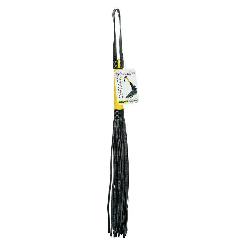 Fouet BDSM noir en cuir végétalien avec pompons doux, poignée texturée robuste, idéal pour couples débutants et expérimentés.