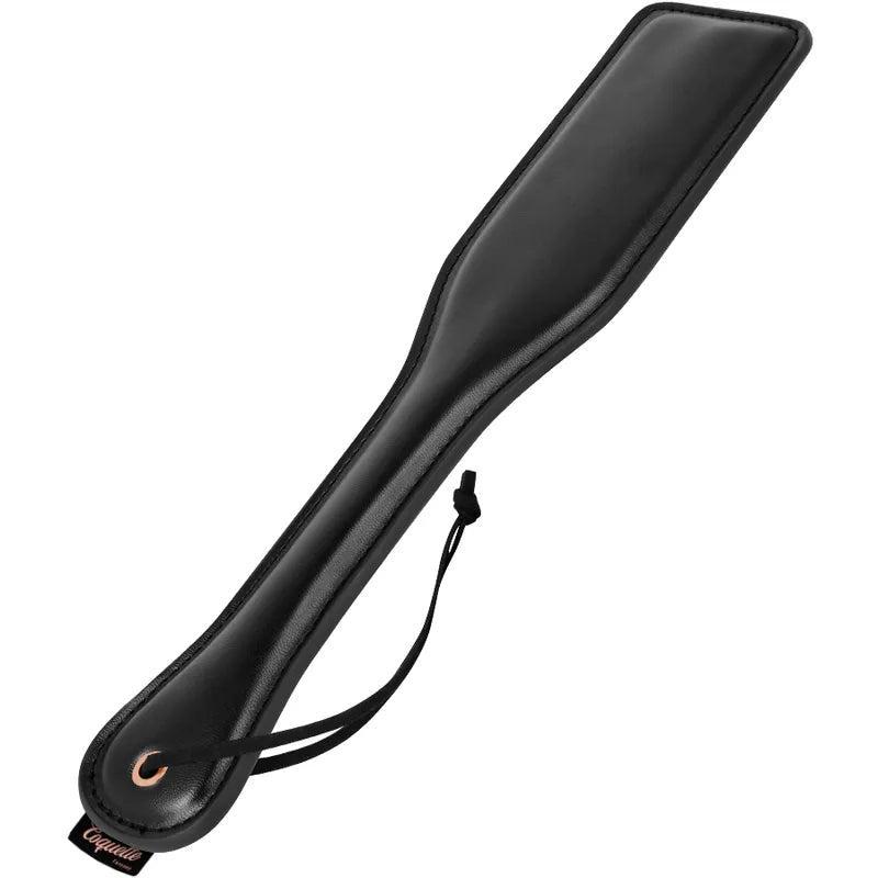 Fouet BDSM en cuir végane noir, design élégant et raffiné, avec poignée ergonomique et détails métalliques antiallergiques.