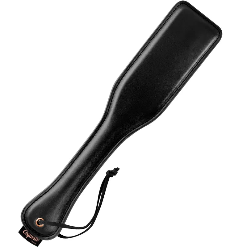 Fouet BDSM noir en cuir végane, design élégant et raffiné, avec poignée ergonomique et détails en métal antiallergique.