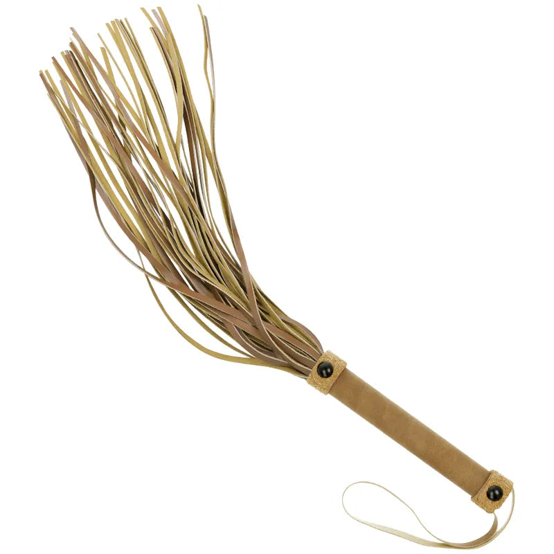 Fouet BDSM en cuir vegan marron, poignée ergonomique, lanières souples, métal sans nickel, design éthique et durable.