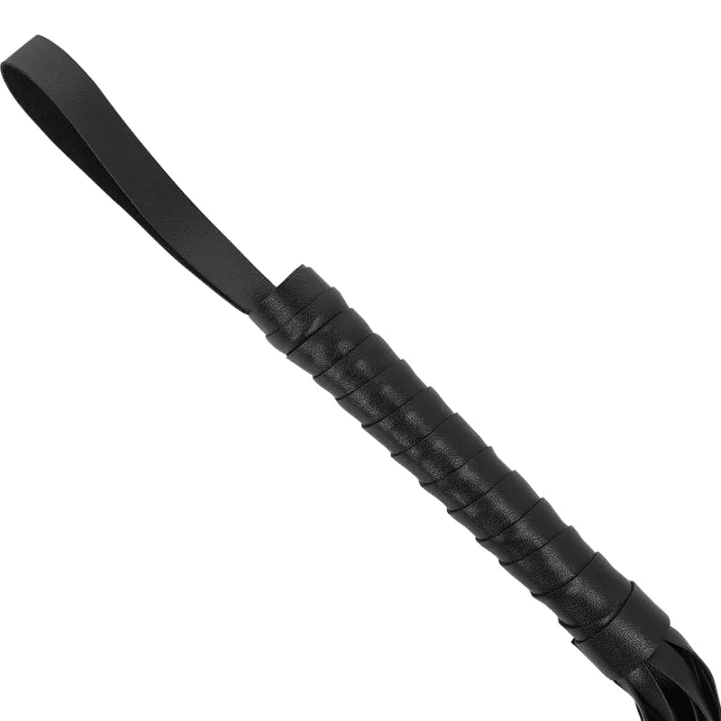 Fouet BDSM noir en cuir végane avec lanières souples, poignée antidérapante ergonomique pour sensations intenses.
