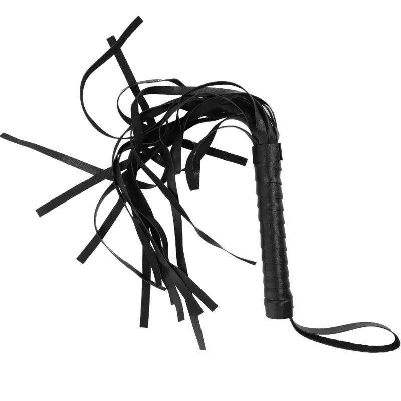 Fouet BDSM noir en cuir vegan, lanières souples, poignée antidérapante ergonomique, design écologique et durable.
