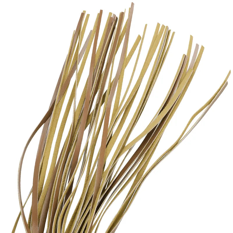 Fouet BDSM cuir vegan éthique, lanières marron, poignée ergonomique, matériaux durables, sensations douces et fermes.