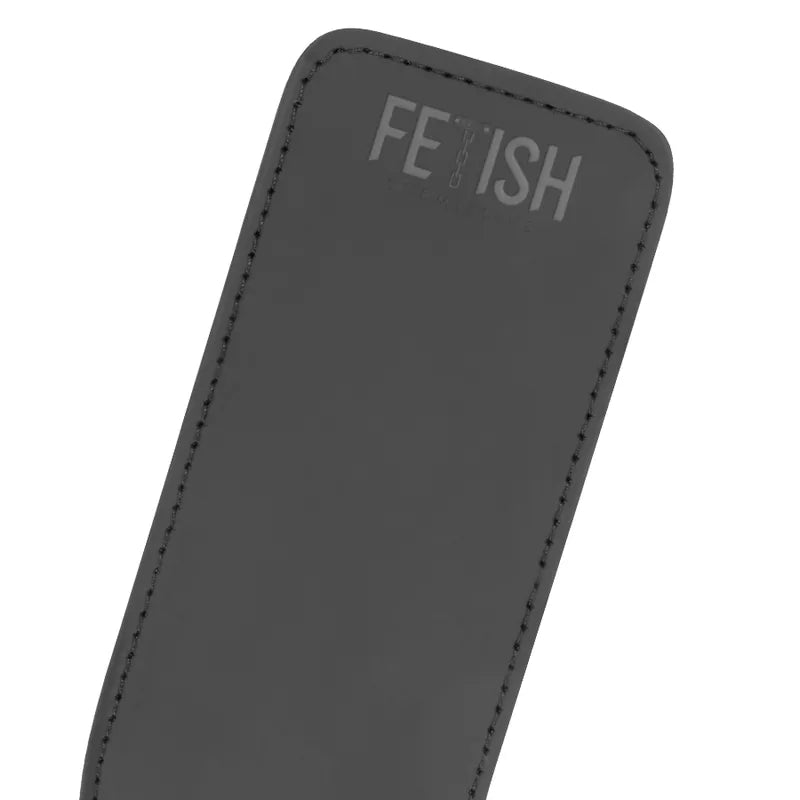 Fouet BDSM luxe en cuir vegan noir, manche ergonomique antidérapant, détails métal sans nickel, design sophistiqué.