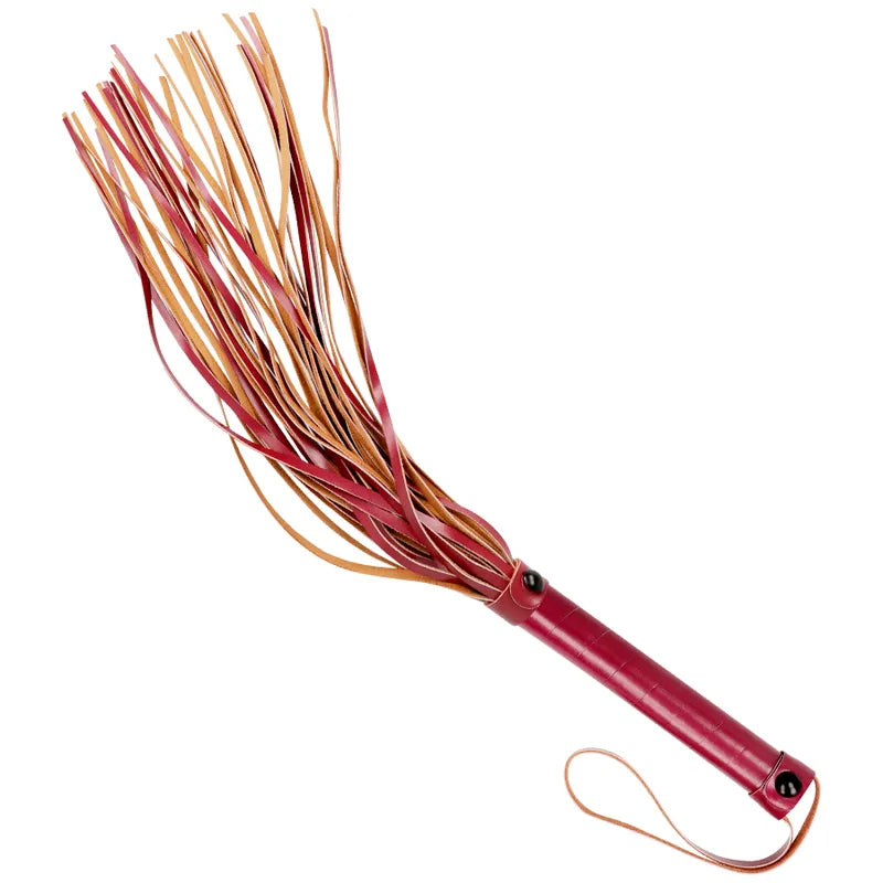 Fouet BDSM cuir vegan rouge, lanières souples, poignée ergonomique, accessoires fétichistes haute qualité.