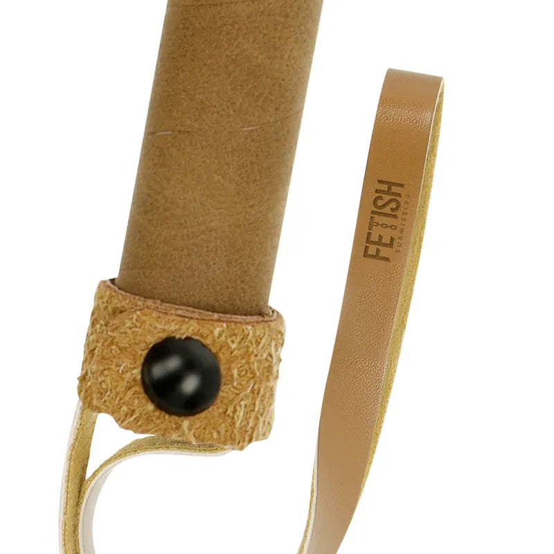 Fouet BDSM en cuir vegan beige, poignée ergonomique, détails en métal sans nickel, design éthique et durable.